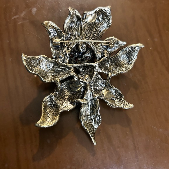 Elegant Red and Silver Floral Brooch! - Picture 6 of 11